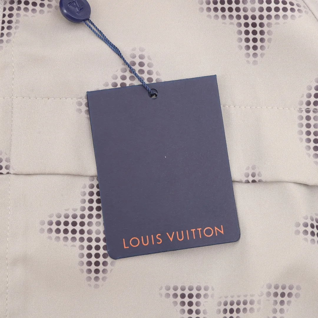 🅿️550 LouisVuitton/Louis Vuitton presbyopia all-over printed windbreaker zipper jacket. Purchase the original version and have it printed immediately. The fabric is made of custom densely spun technical fabric that is light and thin, and the upper body is silky and breathable. Infrared positioning cutting, workwear-style windbreaker design, the upper body is invincible and versatile. All details are customized and developed, and all hardware and accessories are restored to ZP. Size：XS-L